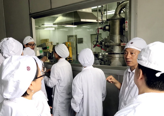 6專家們到生產車間實地考察.jpg
