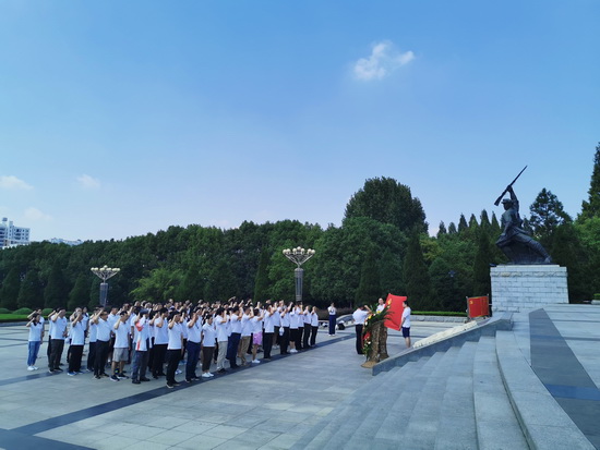 敬獻花圈 重溫入黨誓詞.jpg